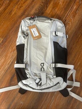 On Running Unisex Speed Pack 30L in Light Gray and Black NWT